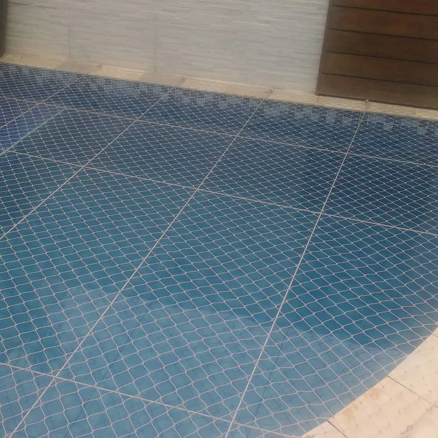 Detalhe de rede de proteção sobre a água da piscina