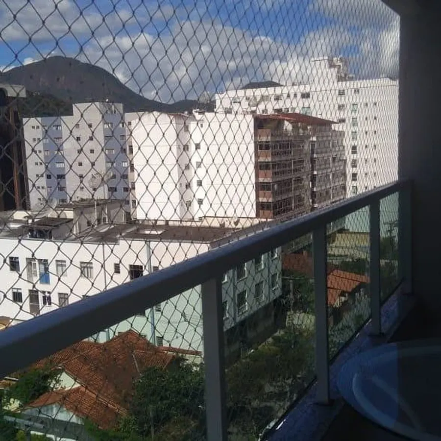 Varanda de prédio fechada com rede de proteção